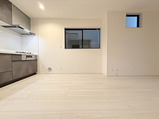 家族が食事するダイニングスペースをキッチンから見渡せる設計に。お料理をしながら家族とのコミュニケーションが増えそうな予感。 