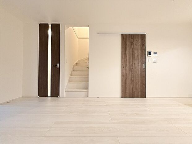 リビングの真ん中に階段がある人気のリビング階段。自然と家族のコミュニケーションが増えます。 