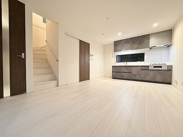 家族が一番集まる場所だから広々としつつも素敵な空間であって欲しい。みんながくつろぐリビングからキッチンまでが一つの空間のように繋がる間取り。 