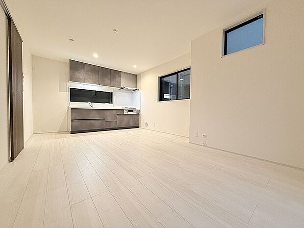 家族の集まるリビングの足元には床暖房を設置。冬場でも足元からポカポカ温まる家族の団欒空間を。