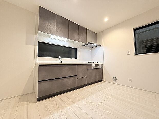 サイズの大きい2550タイプのカウンターキッチン、作業スペースもゆとりがあり、お子様とのお料理も楽しめるサイズ感。