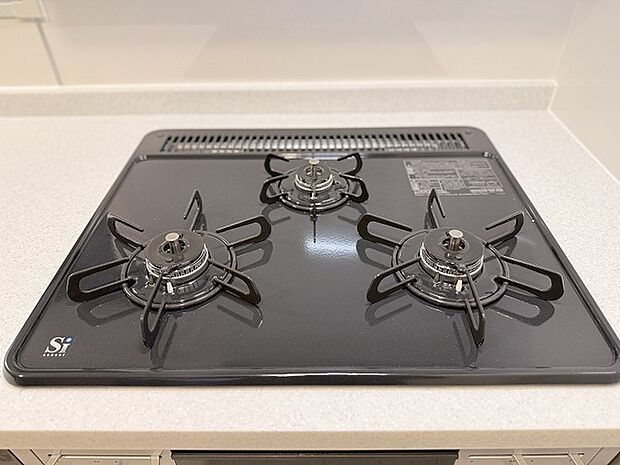 お料理をしながらリビングの家族やゲストとの会話が楽しめるキッチン。毎日のお料理を楽しく快適に。