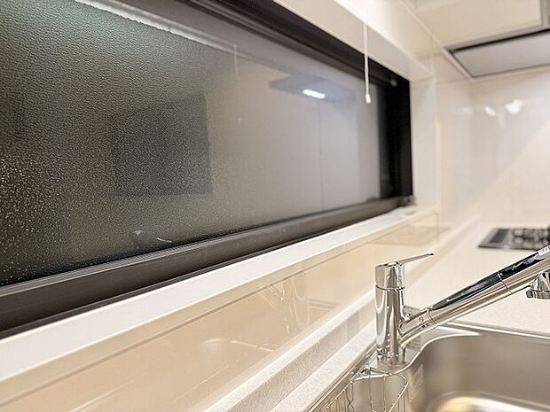 キッチンコンロスペースの近くには、空気の入れ替えが可能な開口部を設置!! お料理をする際には、換気扇を回しながら匂いが籠らない様に開放してお料理もお楽しみ頂けます。