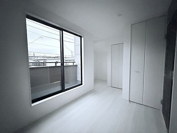 スマートなデザインと賢い収納が生活を快適にします。広々とした雰囲気を演出する工夫が施され、生活空間の魅力を引き出します。  