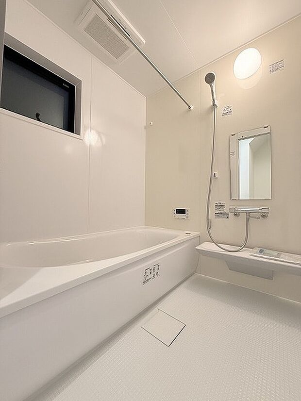 一日の疲れを癒してくれるゆったりとしたバスルームです。 