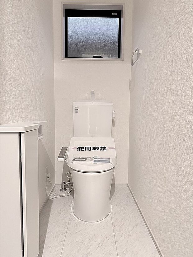 1帖程のトイレスペース。 ちょっとした収納を設置する事も可能です。