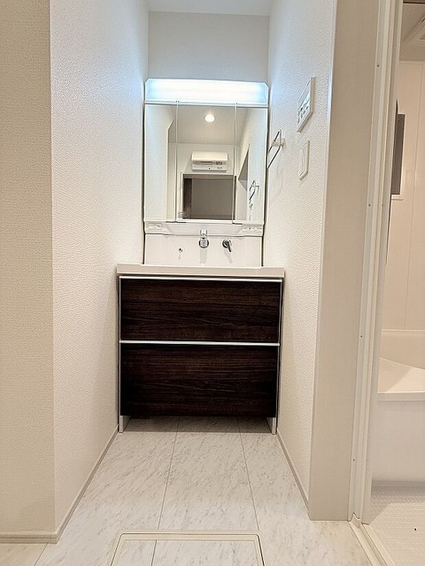 三面鏡に洗面台。 コンセントに照明機能、多機能性を備えた設備です。