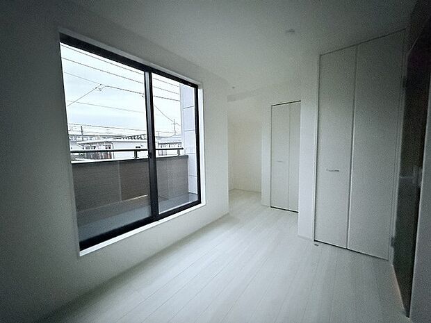 洋室はモダンなデザインと機能性を備え、快適な生活空間に。明るい窓から差し込む自然光が広々とした空間をさらに明るく開放的に感じさせます。