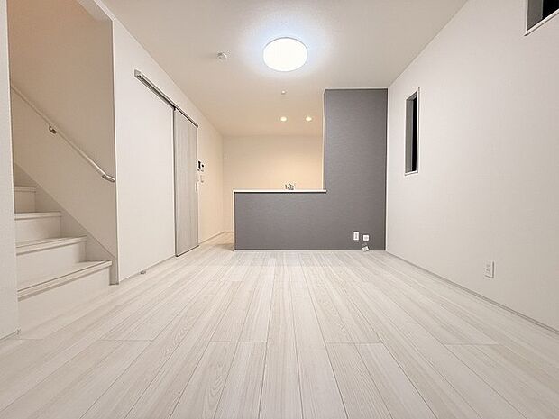 家族が食事するダイニングスペースをキッチンから見渡せる設計に。お料理をしながら家族とのコミュニケーションが増えそうな予感。 