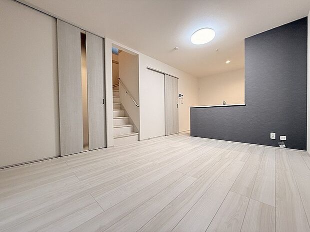 リビングの真ん中に階段がある人気のリビング階段。自然と家族のコミュニケーションが増えます。 