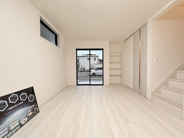 家族の集まるリビングの足元には床暖房を設置。冬場でも足元からポカポカ温まる家族の団欒空間を。  