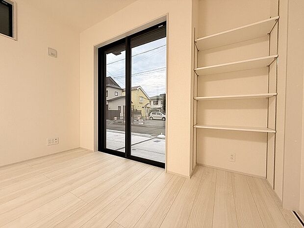 家族の集まるリビングは気持ちの良い自然光が差し込む団欒空間。室内のご見学予約も随時、受付中ですのでお気軽にお問合せください。 