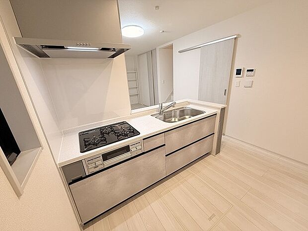 お料理をしながらリビングの家族やゲストとの会話が楽しめるカウンタータイプのキッチン。毎日のお料理を楽しく快適に。 