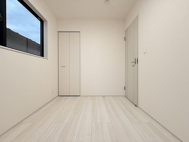 スマートなデザインと賢い収納が生活を快適にします。広々とした雰囲気を演出する工夫が施され、生活空間の魅力を引き出します。  