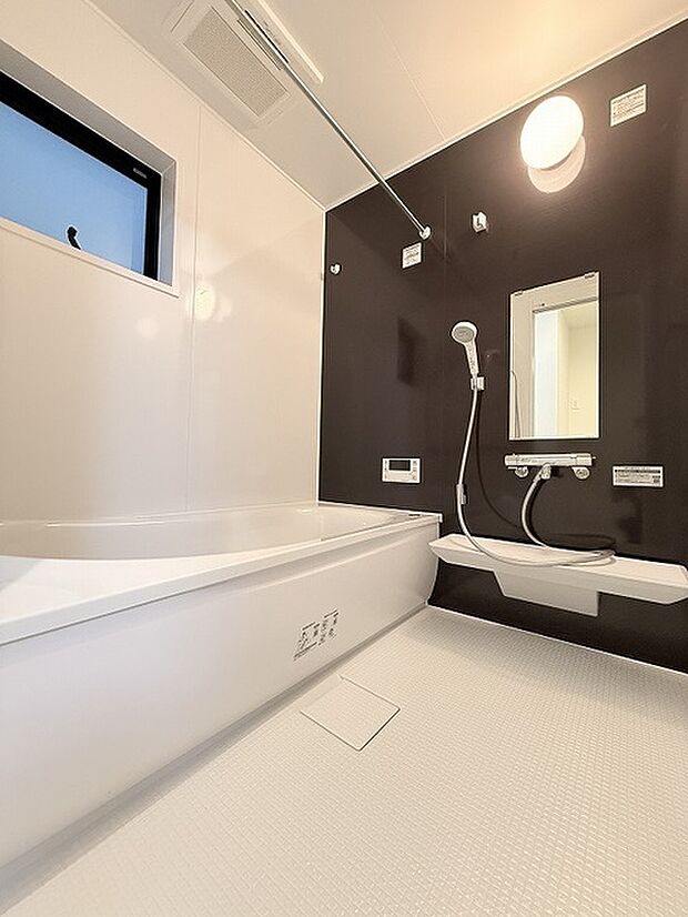 浴室乾燥機付きの浴室。 お洗濯物を干すだけではなく、お風呂上りにご利用頂く事で、お風呂のカビも激減します。 