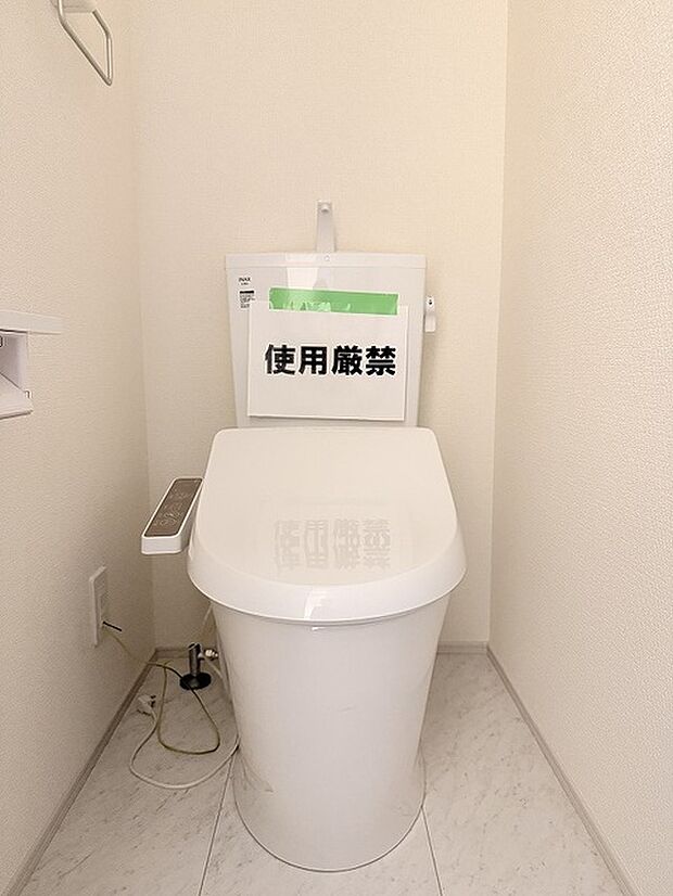 1帖程のトイレスペース。 ちょっとした収納を設置する事も可能です。 