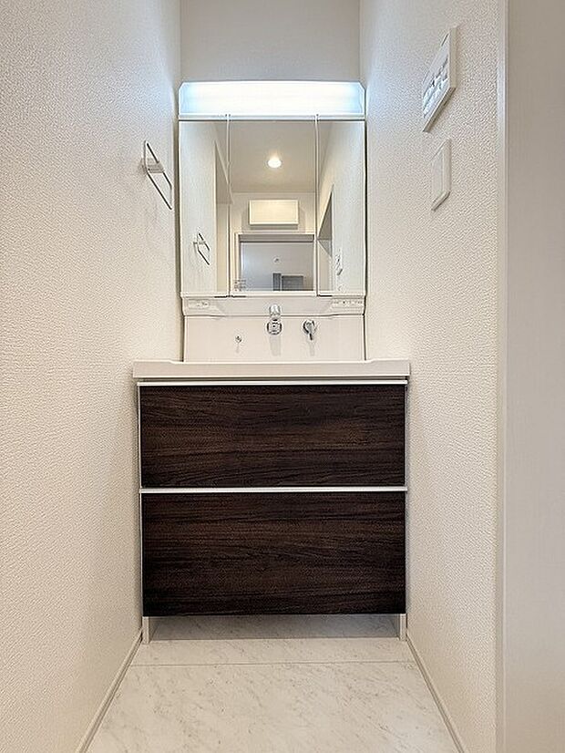 三面鏡に洗面台。 コンセントに照明機能、多機能性を備えた設備です。