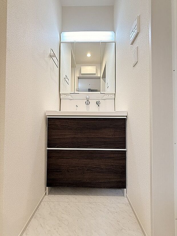 三面鏡に洗面台。 コンセントに照明機能、多機能性を備えた設備です。  