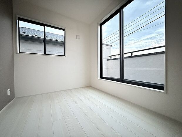 洋室はモダンなデザインと機能性を備え、快適な生活空間に。明るい窓から差し込む自然光が広々とした空間をさらに明るく開放的に感じさせます。  