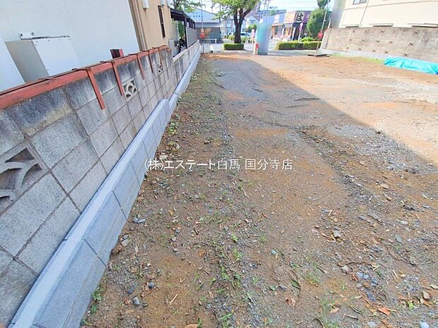 建築条件なしの敷地。弊社グループ「白馬建設」にて建物プランをご提案できます。実際の陽当たりやサイズ感を現地でお確かめください。