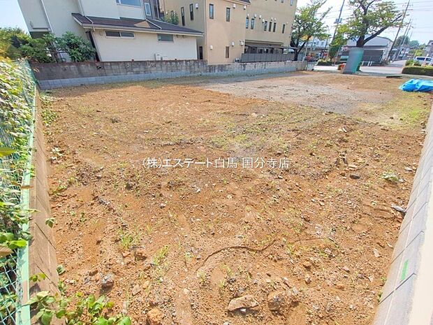 現地ご見学の際、スタッフが様々なご質問に対応いたします、周辺環境、前面道路、建築可能な建物について、ぜひご相談ください。