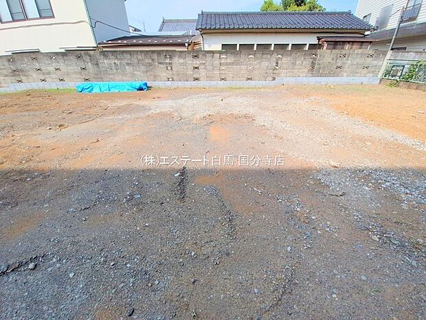 現地ご見学の際、スタッフが様々なご質問に対応いたします、周辺環境、前面道路、建築可能な建物について、ぜひご相談ください。