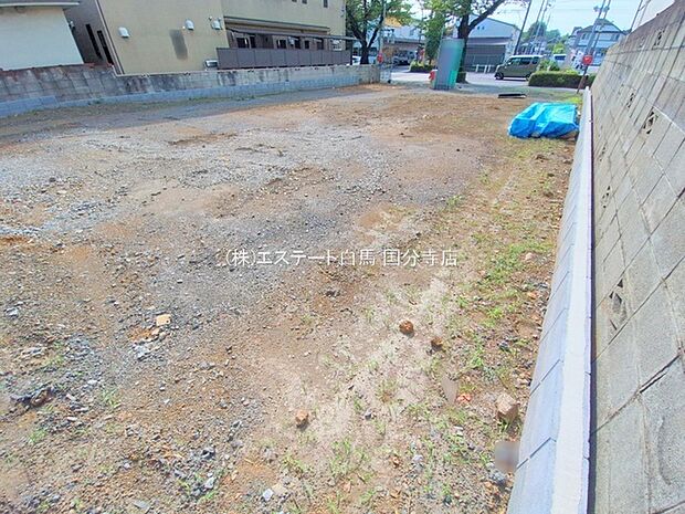 建築条件なしの敷地。弊社グループ「白馬建設」にて建物プランをご提案できます。実際の陽当たりやサイズ感を現地でお確かめください。