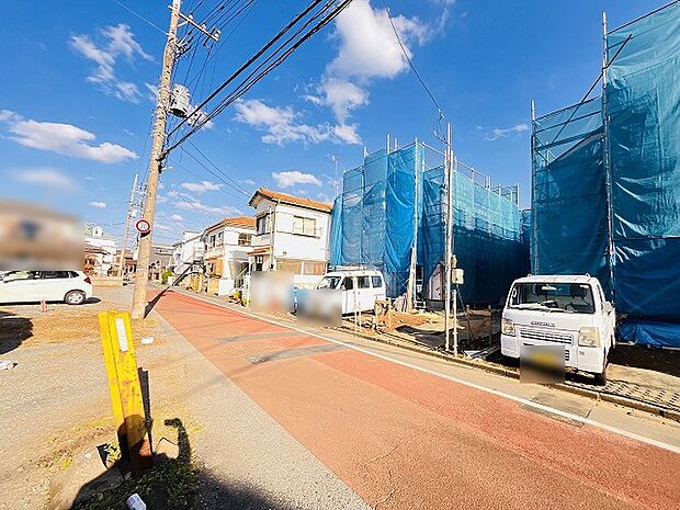 安心して暮らすことのできる住宅街。　住宅地の道路は一般に交通量が少なく車などの騒音が少ないため、住民にとって静かな生活環境が提供されます。 