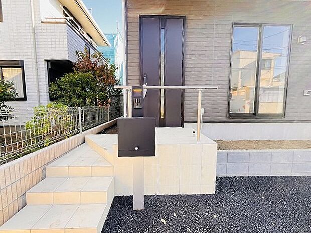 玄関は家の第一印象を左右する重要な場所。ほどよい広さとスタイリッシュな色遣いが印象的です。 