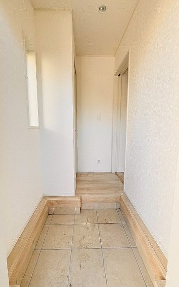 コンパクトながらも、使い勝手の良い玄関スペース。明るいデザインと、収納スペースを効果的に配置することで、使い勝手を最大限に引き出しています。  