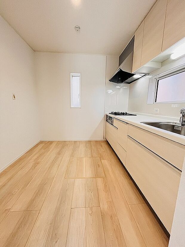 お好みも分かれる所ではありますが、壁付け対応は閉鎖的にならずに明るいキッチンスペースとしてご希望を頂く事も多いタイプ。 