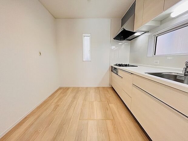 お好みも分かれる所ではありますが、壁付け対応は閉鎖的にならずに明るいキッチンスペースとしてご希望を頂く事も多いタイプ。  