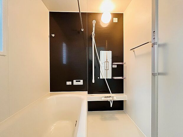 一日の疲れを癒してくれるゆったりとしたバスルームです。 