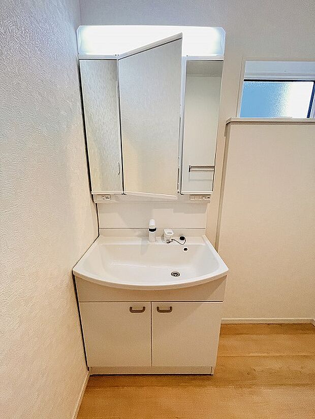 三面鏡に洗面台。コンセントに照明機能、多機能性を備えた設備です。  