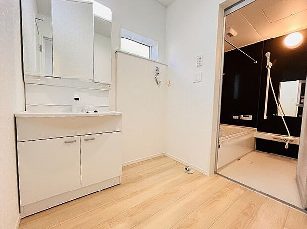 三面鏡に洗面台。 コンセントに照明機能、多機能性を備えた設備です。  