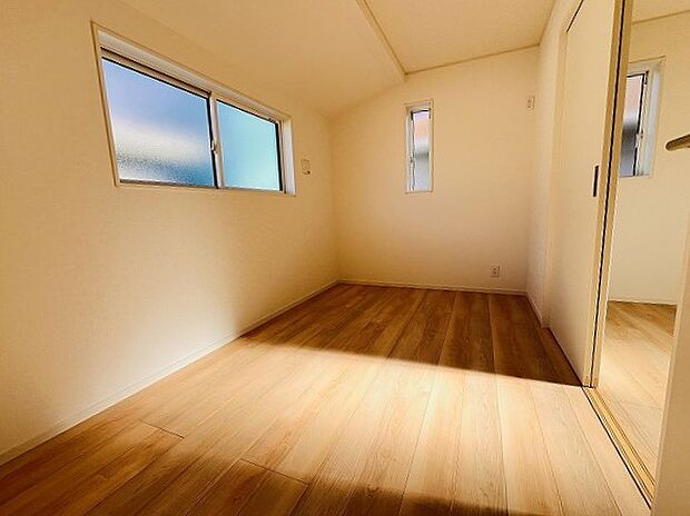 洋室はモダンなデザインと機能性を備え、快適な生活空間に。明るい窓から差し込む自然光が広々とした空間をさらに明るく開放的に感じさせます。  