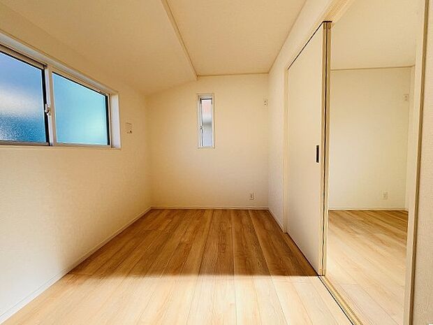 実際に室内をご見学頂くと生活のイメージが広がると思います。家具を置いたイメージや窓からの景色など。周辺で販売に出している物件も一緒にまとめてご見学頂き、比較する事もできます。