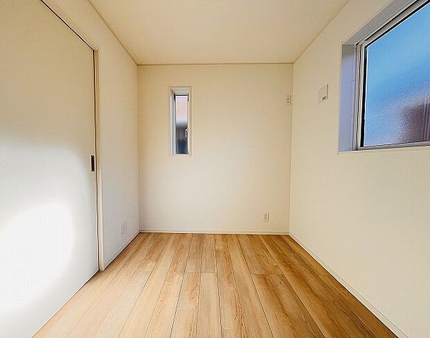 洋室はモダンなデザインと機能性を備え、快適な生活空間に。明るい窓から差し込む自然光が広々とした空間をさらに明るく開放的に感じさせます。  