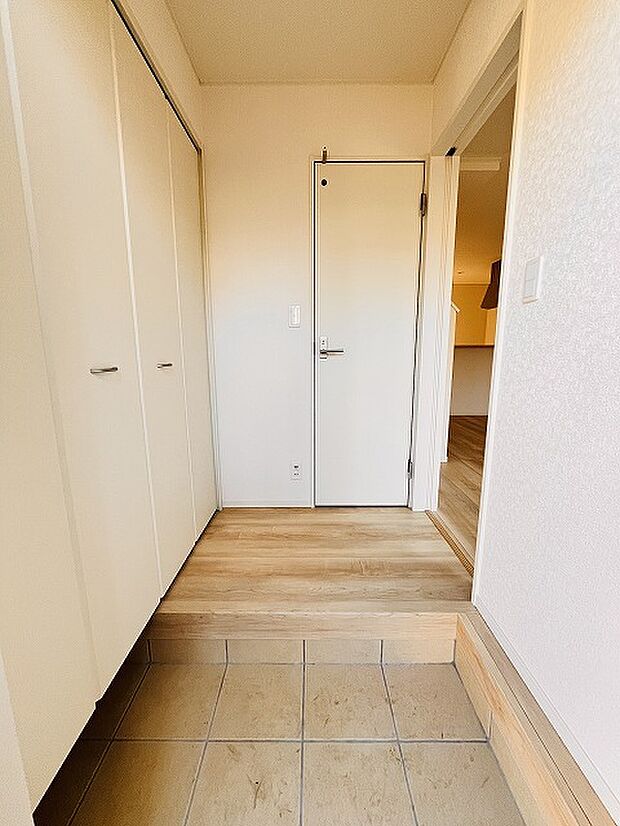 玄関は家の第一印象を左右する重要な場所。ほどよい広さとスタイリッシュな色遣いが印象的です。