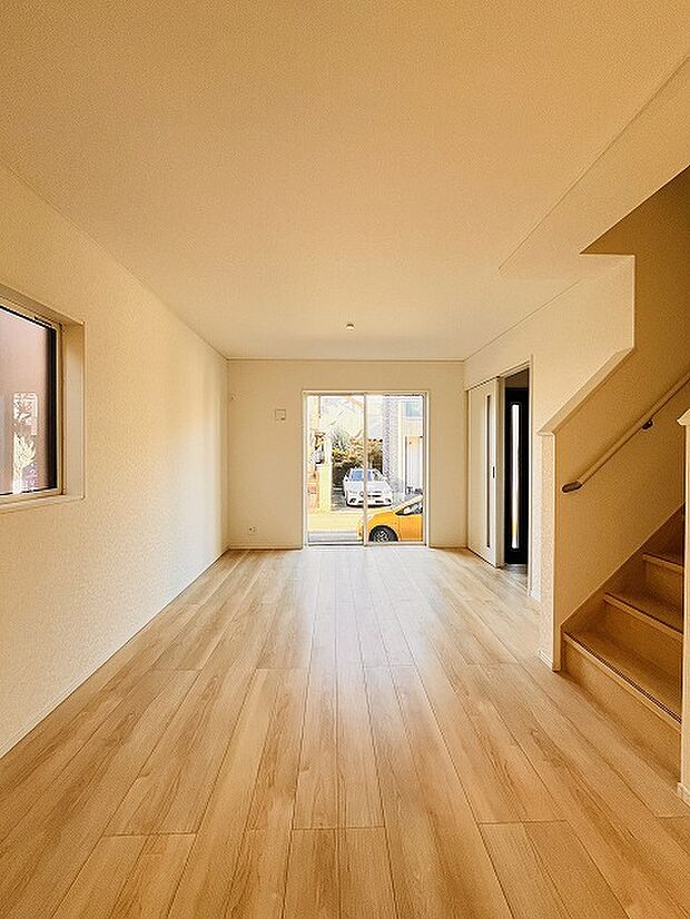 実際に室内をご見学頂くと生活のイメージが広がると思います。家具を置いたイメージや窓からの景色など。周辺で販売に出している物件も一緒にまとめてご見学頂き、比較する事もできます。