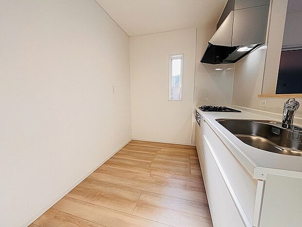 カウンターキッチンならではの開放的な見通し、全体が見渡せることでご家族の団欒スペースもより明るく笑顔が溢れる空間となります。