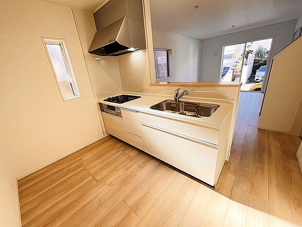 お料理をしながらリビングの家族やゲストとの会話が楽しめるカウンタータイプのキッチン。毎日のお料理を楽しく快適に。