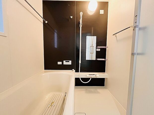 一日の疲れを癒してくれるゆったりとしたバスルームです。