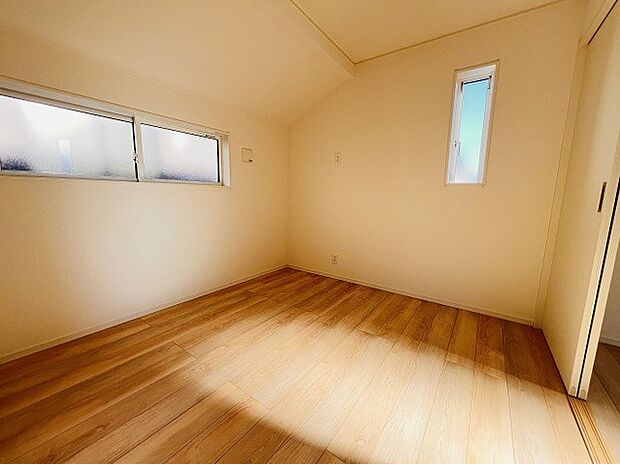 洋室はモダンなデザインと機能性を備え、快適な生活空間に。明るい窓から差し込む自然光が広々とした空間をさらに明るく開放的に感じさせます。