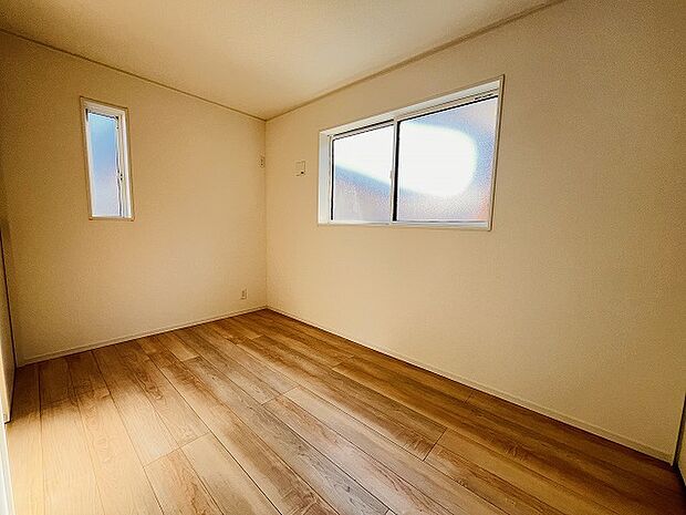 実際に室内をご見学頂くと生活のイメージが広がると思います。家具を置いたイメージや窓からの景色など。周辺で販売に出している物件も一緒にまとめてご見学頂き、比較する事もできます。