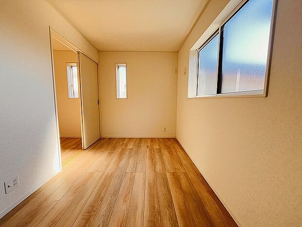 洋室はモダンなデザインと機能性を備え、快適な生活空間に。明るい窓から差し込む自然光が広々とした空間をさらに明るく開放的に感じさせます。