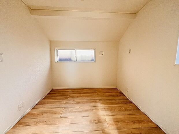 実際に室内をご見学頂くと生活のイメージが広がると思います。家具を置いたイメージや窓からの景色など。周辺で販売に出している物件も一緒にまとめてご見学頂き、比較する事もできます。