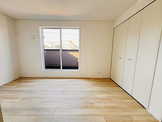 洋室はモダンなデザインと機能性を備え、快適な生活空間に。明るい窓から差し込む自然光が広々とした空間をさらに明るく開放的に感じさせます。