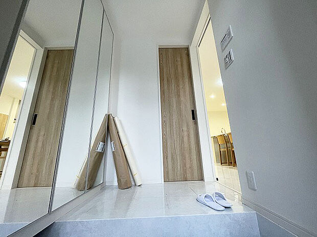 コンパクトながらも、使い勝手の良い玄関スペース。明るいデザインと、収納スペースを効果的に配置することで、使い勝手を最大限に引き出しています。 