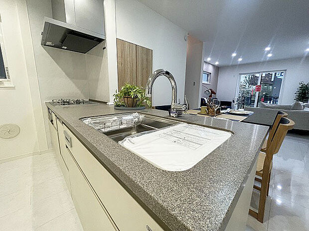 お料理をしながらリビングの家族やゲストとの会話が楽しめるカウンタータイプのキッチン。毎日のお料理を楽しく快適に。 